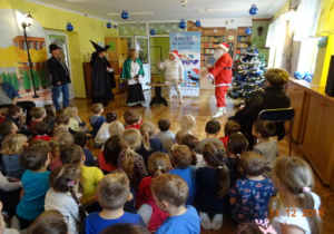 Dzieci oglądają przedstawienie. Na scenie Babcie z Dziadkiem w Locie w przebraniach.