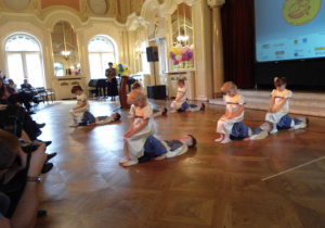 Dzieci wykonują taniec do utworu "Prząśniczki".