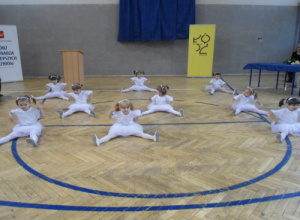Występ dzieci na uroczystości wręczania stypendium