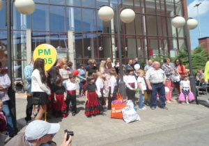Dzieci, rodzice i nauczyciele stoją na dziedzińcu Gazety Wyborczej.