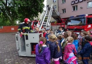 Dziecin podziwiają podnośnik.