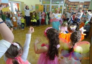 Przy wiosenne j dekoracji wszyscy bawią się w dużym kole. W środku koła tańczy nauczycielka w przebraniu Pani Wiosny.