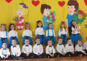 Zdjęcie grupowe na tle dekoracji dzieci z gr. II.