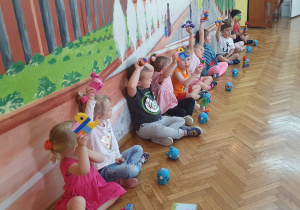 Dzieci prezentują swoje roboty z klocków lego.