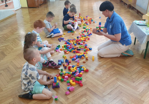Dzieci konstruują roboty z klocków lego.