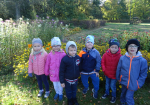 Dzieci wśród kwiatów.
