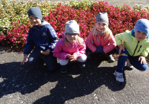 Dzieci przy kwiatach.