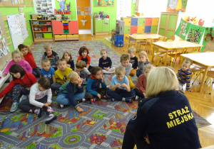 Dzieci uczestniczą w zajęciach ze Strażą Miejską.