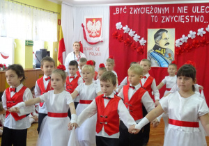 Dzieci w czwórkach tańczą Poloneza.