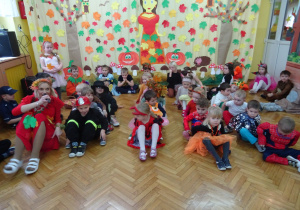 Dzieci siedzą w rzędach podczas konkursu.