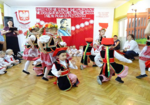 Dzieci w strojach krakowskich wykonują Krakowiaka.