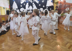Dzieci wykonują w parach taniec Aniołów.