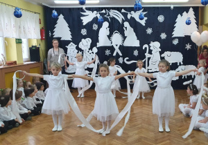 Dziewczynki wykonują taniec Śnieżynek.