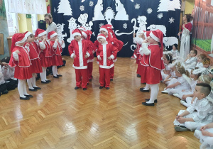 Dzieci wykonują taniec Mikołajów.