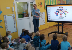 Dzieci oglądają przedstawianą przez nauczycielkę prezentację o Prawach Dziecka.