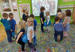 Dzieci tańczą z balonami w parach.