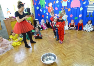 Dzieci biorą udział w konkursie "Ziarenka".
