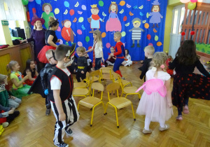 Dzieci tańczą wokół krzesełek.