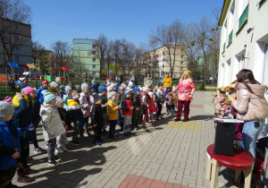 Dzieci wraz z nauczycielkami i prowadzącymi koncert są na tarasie przedszkolnym.