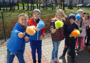 Dzieci na tarasie przedszkolnym trzymają "Czyścioszki leśne".