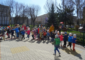 Dzieci maszerują z nauczycielkami na tarsie.