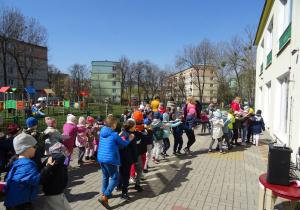 Dzieci maszerują z nauczycielkami na tarsie.