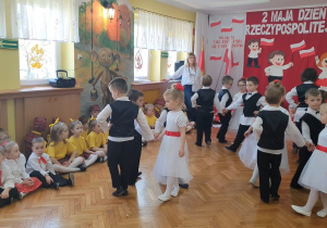 Dzieci wykonują układ taneczny w czwórkach.