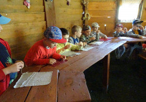 Dzieci wykonują z materiału swoje laleczki.