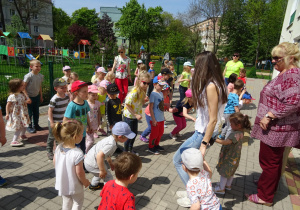 Dzieci tańczą na tarasie.