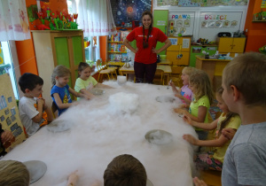 Dzieci przeprowadzają eksperymenty z suchym lodem.