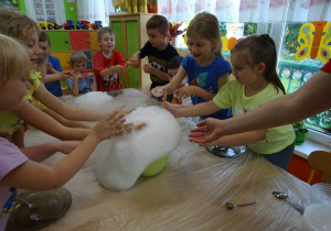 Dzieci przeprowadzają eksperymenty z suchym lodem.