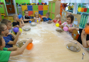 Dzieci przeprowadzają eksperymenty balonami.