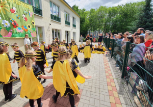 Dzieci - pszczoły wykonują układ taneczny.