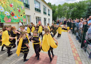Dzieci - pszczoły wykonują układ taneczny.