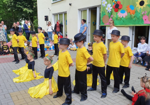 Dzieci - słoneczniki wykonują układ taneczny.