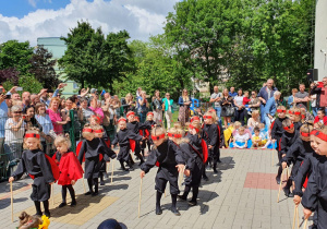 Dzieci - biedronki wykonują układ taneczny.