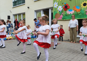 Dziewczynki tańczą taniec ukraiński.
