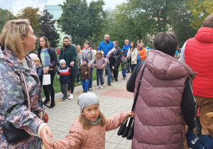 Zabawy muzyczno-ruchowe na tarasie z rodzicami i dziećmi.