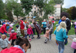 Zabawy muzyczno-ruchowe na tarasie z rodzicami i dziećmi.