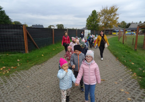 Dzieci spacerują po ZOO.