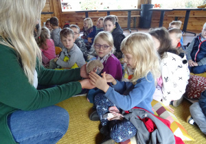 Dzieci uczestniczą w zajęciach edukacyjnych.