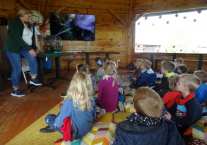 Dzieci uczestniczą w zajęciach edukacyjnych.