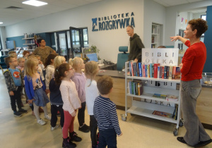 Dzieci zwiedzają bibliotekę.