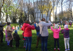 Wspólne zabawy muzyczno - ruchowe Dziadków i dzieci w ogrodzie przedszkolnym.