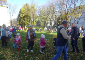 Wspólne zabawy muzyczno - ruchowe Dziadków i dzieci w ogrodzie przedszkolnym.