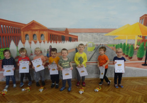 Dzieci biorące udział w konkursie z dyplomami i nagrodami.