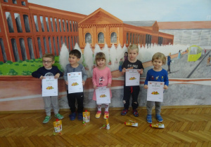 Dzieci biorące udział w konkursie z dyplomami i nagrodami.