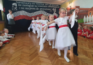 Dzieci tańczą w parach Poloneza.
