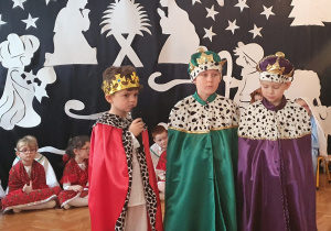 Na pierwszym planie dzieci odtwarzające role Trzech Króli.