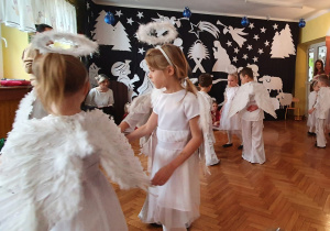 Dzieci - Anioły wykonują układ taneczny.